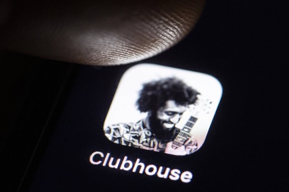 [서울=뉴시스]아이폰의 오디오 전용 소셜 네트워크 앱 '클럽하우스'가 정치 문제에 대해 토론하기를 원하는 중국인들을 포함해 신규 사용자가 급증하고 있다. <사진 출처 : 뉴욕 포스트> 2021.2.8 /사진=뉴시스