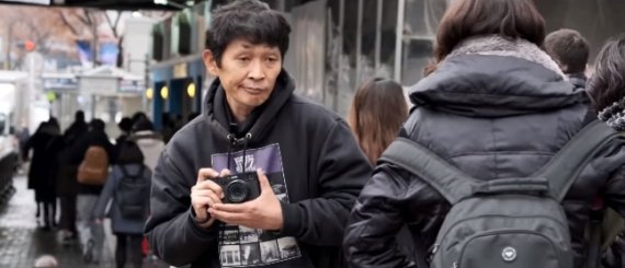 일본 유명 사진가 스즈키 다쓰오는 지난해 후지필름과 계약을 맺고 지나다니는 사람들을 동의 없이 촬영하다 논란이 됐다. 온라인 갈무리.