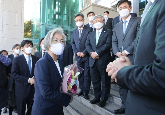 떠나는 강경화 "'대선배' 정의용, 결정적 시기 외교장관 최적임자"