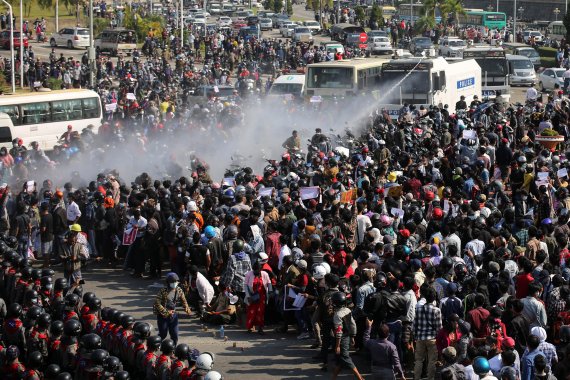 Police fire a water cannon at protesters demonstrating against the coup and demanding the release of elected leader Aung San Suu Kyi, in Naypyitaw, Myanmar, February 8, 2021. REUTERS/Stringer NO RESALES. NO ARCHIVES. /REUTERS/뉴스1 /사진=뉴스1 외신화상