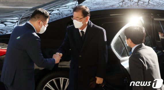 장관 취임한 정의용 “전략적 외교 필요..평화프로세스, 반드시 가야할 길”