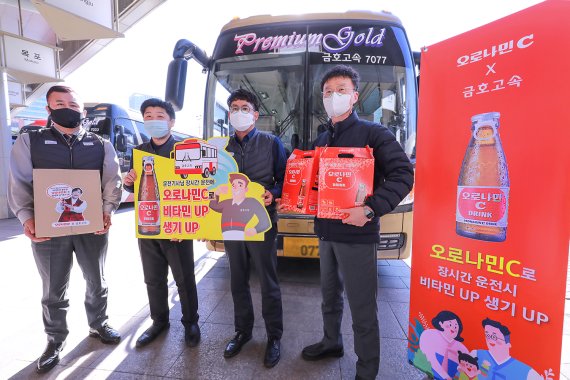 동아오츠카 관계자들이 서울강남고속버스터미널에서 금호고속 운전기사들에게 마스크와 오로나민C를 전달하고 있다. (사진=동아오츠카)