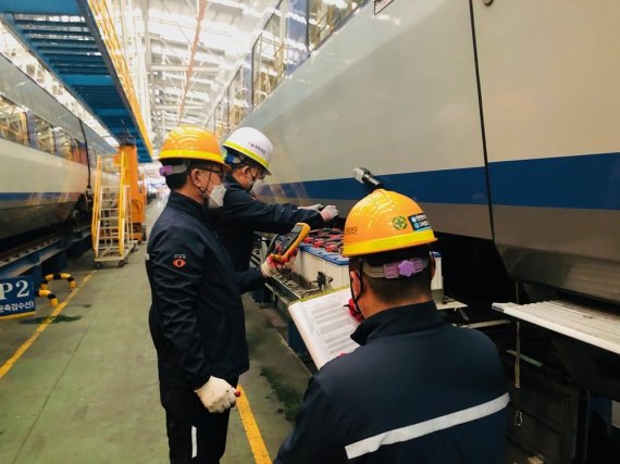 한국철도 직원들이 설 연휴에 대비해 KTX 전원공급장치를 점검하고 있다.