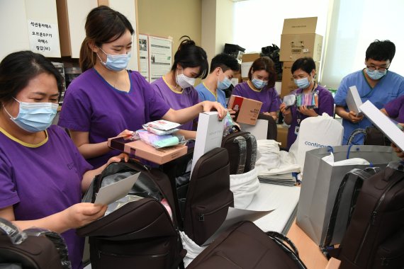 서울의료원 의료진이 포스코가 전달한 응원키트를 확인하고 있다. 포스코 제공