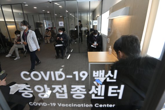 논란의 AZ백신 요양병원 계신 할아버지 할머니부터 맞나