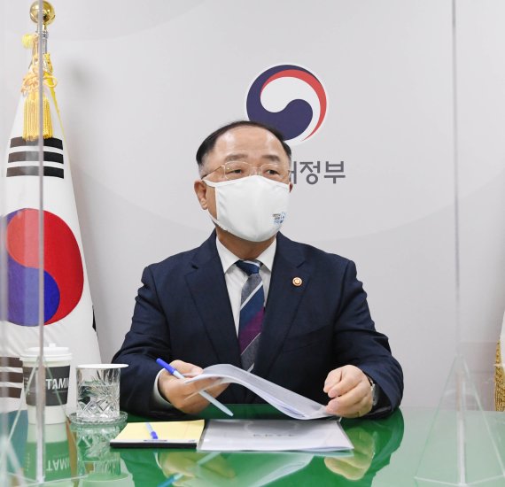 홍남기 부총리 겸 기획재정부 장관이 10일 서울 광화문 정부서울청사에서 관계장관회의(녹실회의)를 주재, 1월 고용동향 주요내용을 토대로 고용시장 상황을 점검하고 대응방향을 논의하고 있다./사진=기재부 제공