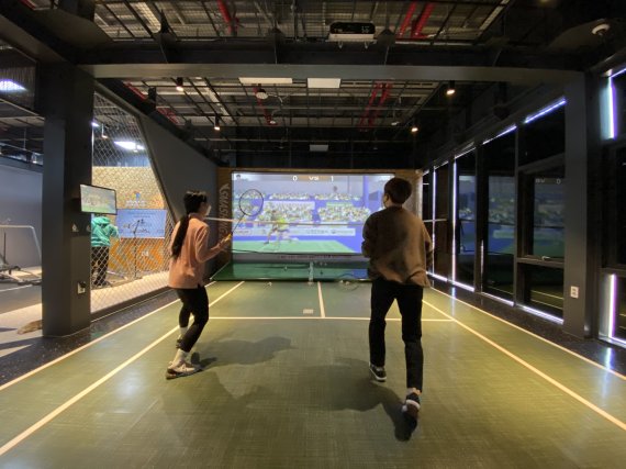 "이젠 배드민턴도 스크린으로"…AI캐릭터와 가상대결 '짜릿' - 뉴스 썸네일 이미지