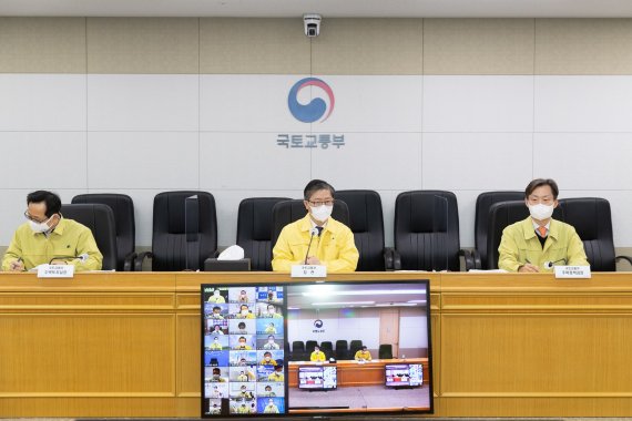 변창흠 국토교통부 장관(가운데)이 10일 영상회의를 통해 서울시 구청장 협의회 구성원들과 '공공주도 3080+' 주택공급 확대방안 설명회를 갖고 있다. 국토부 제공