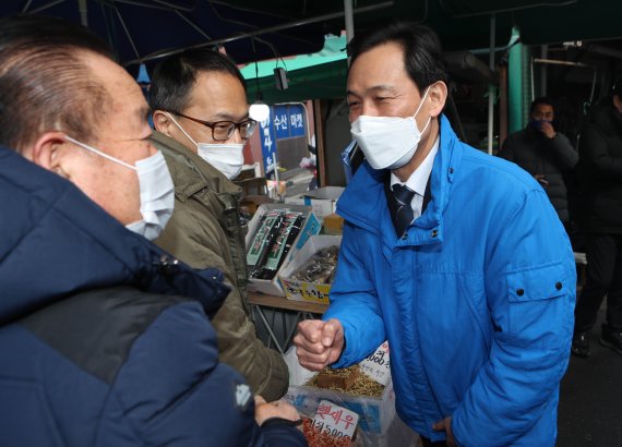 [서울=뉴시스]국회사진기자단 = 서울시장 보궐선거에 출마한 더불어민주당 우상호 예비후보가 설 연휴를 하루 앞둔 10일 오후 서울 은평구 대림시장 방문해 인사하고 있다. 2021.02.10. photo@newsis.com <저작권자ⓒ 공감언론 뉴시스통신사. 무단전재-재배포 금지.> /사진=뉴시스화상