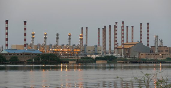 미국이 중국에 이란 석유수입을 계속 늘리면 제재에 나설 수 있다고 경고했다. 사진은 2019년 9월 21일(현지시간) 이란 남서부의 아바단 정유시설. 사진=로이터뉴스1