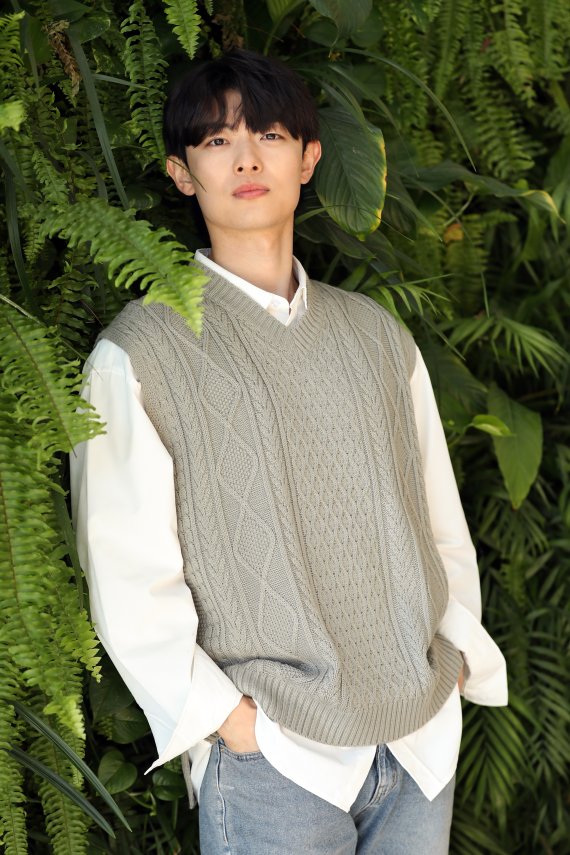 [서울=뉴시스]이윤청 기자 = 배우 정원창이 지난 8일 서울 중구 남산스퀘어 빌딩에서 뉴시스와의 인터뷰에 앞서 포즈를 취하고 있다. 2021.02.08. radiohead@newsis.com