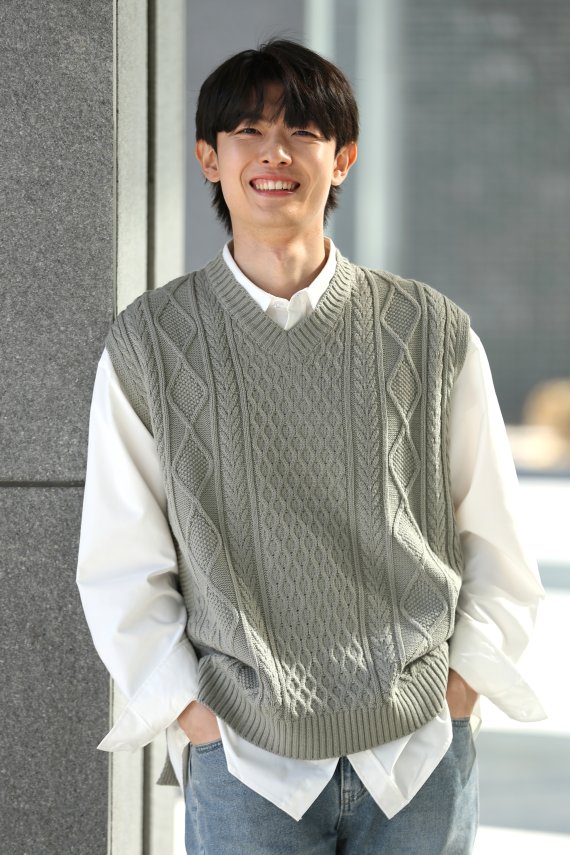 [서울=뉴시스]이윤청 기자 = 배우 정원창이 지난 8일 서울 중구 남산스퀘어 빌딩에서 뉴시스와의 인터뷰에 앞서 포즈를 취하고 있다. 2021.02.08. radiohead@newsis.com