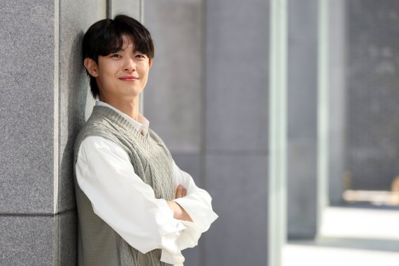 [서울=뉴시스]이윤청 기자 = 배우 정원창이 지난 8일 서울 중구 남산스퀘어 빌딩에서 뉴시스와의 인터뷰에 앞서 포즈를 취하고 있다. 2021.02.08. radiohead@newsis.com