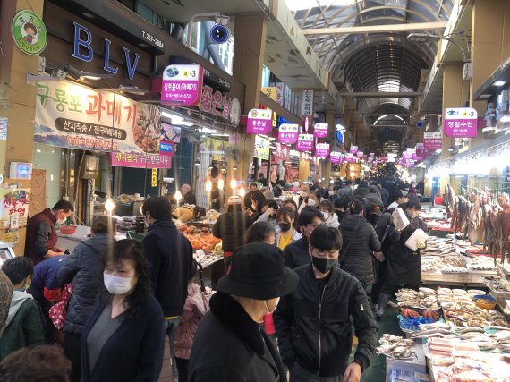 설 대목 살아난 전통시장.."발 디딜 틈이 없어요"