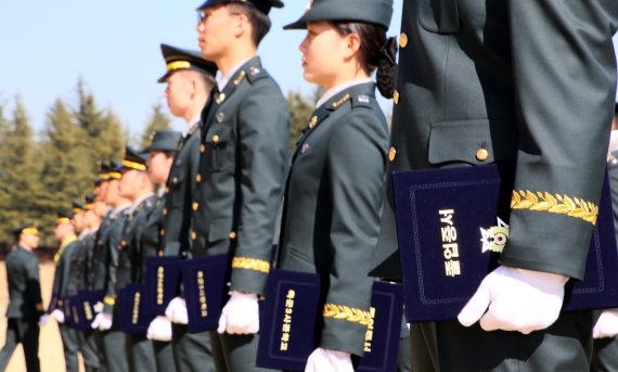 [요즘군대] 여군 귀걸이·립스틱 허용한 美…한국군은?