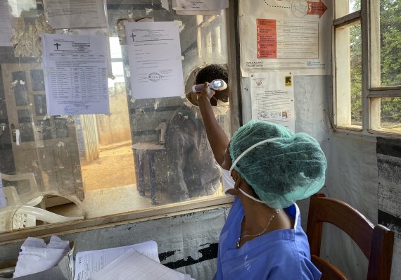 콩고민주공화국 북키부주 부템보의 만탄다 병원에서 11일(현지시간) 보건당국 직원이 출입하는 인원의 체온을 측정하고 있다.AP뉴시스