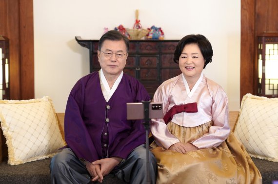 문재인 대통령과 김정숙 여사가 청와대 상춘재에서 설 명절을 맞아 영상을 통해 국민께 새해 인사를 전하고 있다. /사진=청와대 제공