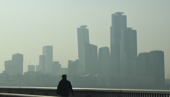 설날인 12일 포근한 날씨속에 전국 곳곳에서 미세먼지가 '나쁨' 상태를 보였다. 서울 원효대교에서 바라본 도심이 뿌옇게 보이고 있다. 사진=김범석 기자