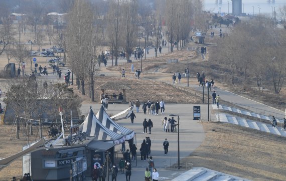 설날인 12일 포근한 날씨속에 전국 곳곳에서 미세먼지가 '나쁨' 상태를 보였다. 서울 여의도 한강시민공원에서 시민들이 산책을 즐기고 있다. 사진=김범석 기자