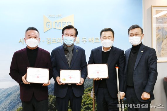 “서천-김포 모두 내 고향”…기업인 3인 3천만원 쾌척 - 뉴스 썸네일 이미지