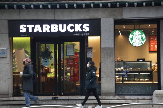 스타벅스의 국내 매장 수가 한국시장 진출 21년 만에 1천500개를 넘었다. 스타벅스는 지난 10일 7개 신규 매장을 한꺼번에 열어 국내 매장 수가 1천503개로 증가했다. 사진은 지난 2020년 12월 서울 도심의 한 스타벅스 매장. 2020.12.13/뉴스1 © News1 권현진 기자