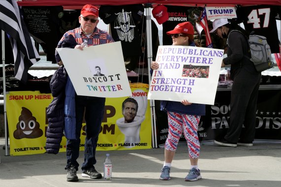 도널드 트럼프 전 미국 대통령과 공화당을 지지하는 유권자들이 지난 13일(현지시간) 캘리포니아주 샌디에이고에서 열린 '애국자 집회'에서 트위터 보이콧과 공화당 지지자들의 결집을 요구하는 피켓을 들고 있다.로이터뉴스1