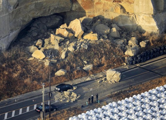 지난 13일 발생한 지진으로 암석 덩어리들이 도로에 떨어져 있다. AP뉴시스