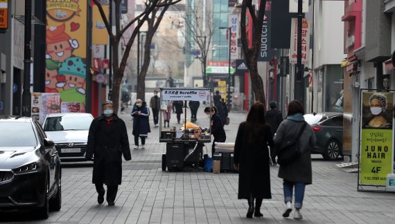 영업제한 10시로 연장…자영업자 숨통 트일까