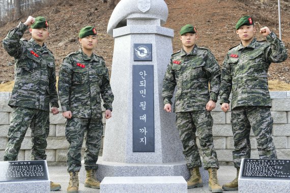 [서울=뉴시스]박주성 기자 = (왼쪽부터) 미국 유학 중 국방의 의무를 다하기 위해 해병대 수색대에 입대한 안형주 병장, 안철수 일병 형제와 스스로의 한계에 도전하고자 수색대를 선택한 쌍둥이 이재원·이재준 일병. (사진=해병대사령부 제공). 2021.02.14. photo@newsis.com *재판매 및 DB 금지