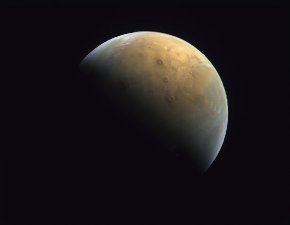 아랍에미리트연합(UAE)의 화성 탐사선 아말이 지난 10일(현지시간) 촬영해 14일 공개한 화성의 모습.AP뉴시스