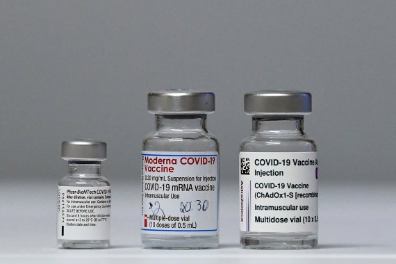 지난 14일(현지시간) 아일랜드 더블린에서 촬영된 코로나19 백신들. 오른쪽부터 아스트라제네카(AZ), 모더나, 화이자의 백신.로이터뉴스1