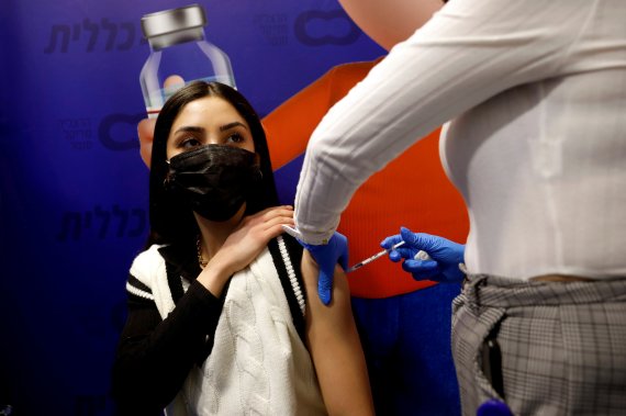 이스라엘은 지난 2월 백신여권인 '그린패스'를 선보여 사용 중이다. 지난 2월 이스라엘 한 국민이 백신을 접종하고 있다. /사진=뉴스1