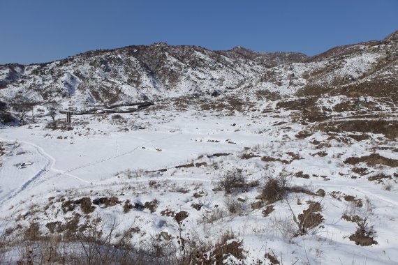 황해북도 장풍군 월고리 영추산에 있는 현화사터 전경. 현재 당간지주와 잔석(殘石), 주춧돌 등만 남아 있다. (미디어한국학 제공) 2021.02.13.© 뉴스1