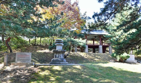 고려박물관 야외로 옮겨져 있는 흥국사탑과 개성 유수영 문루 전경. (미디어한국학 제공) 2021.02.13.© 뉴스1