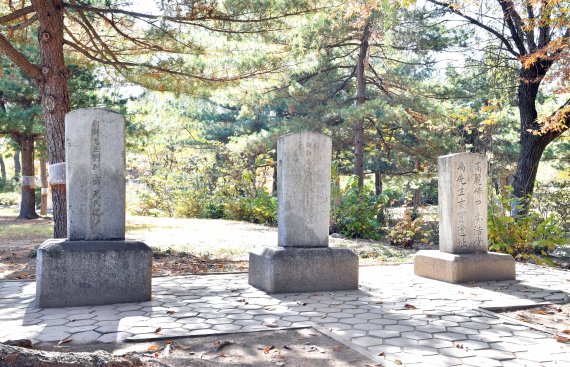 우현보와 유극량의 집터에 세워져 있던 것을 고려박물관 야외전시장으로 옮겨 놓은 우현보유허비(禹玄寶遺墟碑, 오른쪽), 유극량유허비(劉克良遺墟碑, 왼쪽)와 송상현유허비(宋象賢遺墟碑, 가운데) (미디어한국학 제공) 2021.02.13.© 뉴스1