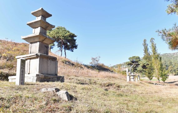 고려박물관 밖 서쪽 언덕에 옮겨져 있는 탑동3층탑(塔洞三層塔), 복령미륵석불(福靈彌勒石佛), 원통사부도(圓通寺浮屠), 미륵사미륵석불 전경. (미디어한국학 제공) 2021.02.13.© 뉴스1