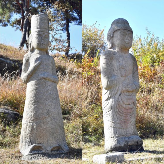 고려박물관 밖 서쪽 언덕에 옮겨져 있는 복령미륵석불(福靈彌勒石佛, 왼쪽)과 미륵사미륵석불(오른쪽). 고려 초기에 만들어진 것으로 추정된다. (미디어한국학 제공) 2021.02.13.© 뉴스1