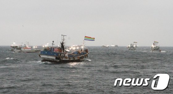 15일 오전 제주 근해유자망어선주협의회 회원들이 제주항 해상에서 해양수산부의 오징어 총허용어획량(TAC) 제도 시행에 반대하는 해상 시위를 벌이고 있다. [제주해양경찰서 제공] 2021.2.15/뉴스1