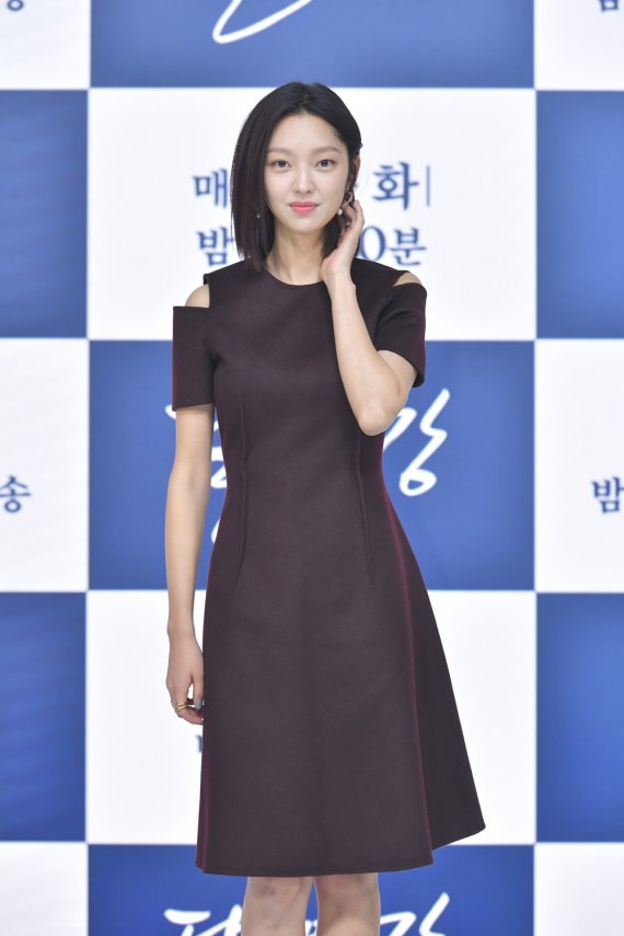 [서울=뉴시스] 15일 온라인 생중계로 진행된 KBS 2TV 월화드라마 '달이 뜨는 강' 제작발표회에 참석한 배우 최유화(사진=KBS 제공) 2021.02.15. photo@newsis.com