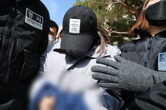 경북 구미서 3살 딸을 방치해 사망케 한 혐의를 받고 있는 친모 A씨가 설날인 12일 대구지법 김천지원에서 구속 전 피의자심문(구속 영장실질심사)을 마치고 나서고 있다. 2021 2.12/뉴스1 © News1 정우용 기자