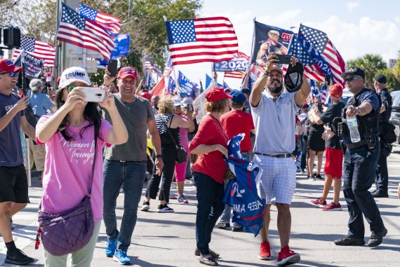 미국 플로리다주 웨스트 팜비치에서 15일(현지시간) 도널드 트럼프 전 대통령의 지지자들이 트럼프의 차량 행렬에 환호하고 있다.AP뉴시스