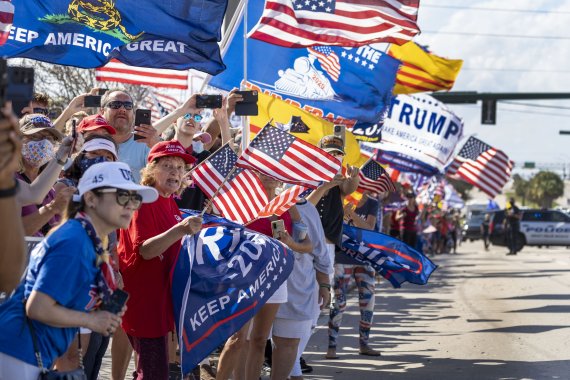 15일(현지시간) 미국 플로리다주 웨스트 팜비치에서 도널드 트럼프 전 대통령의 지지자들이 대통령의 날을 맞아 차량으로 이동하는 트럼프를 보기 위해 도로에 모여 있다.AP뉴시스