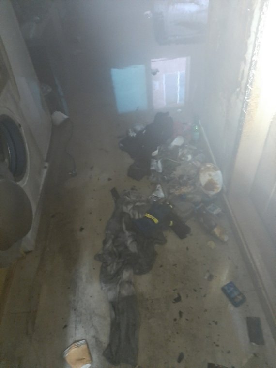 천안 다세대주택에서 방화로 의심되는 화재가 발생해 3명이 화상을 입고 병원으로 이송됐다. 사진은 현장사진(천안서북소방서 제공)© 뉴스1