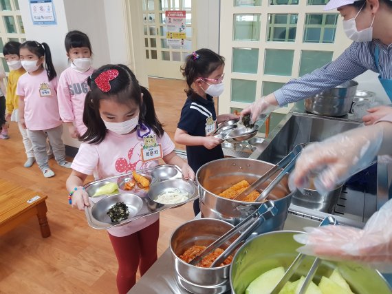서울시내 한 유치원 원아들이 급식판을 들고 배식을 받고있다. 뉴스1