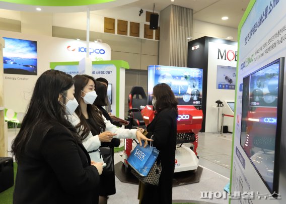 제7회 국제전기자동차엑스포 전시장을 찾은 관람객들이 다양한 제품군을 둘러보고 있다.