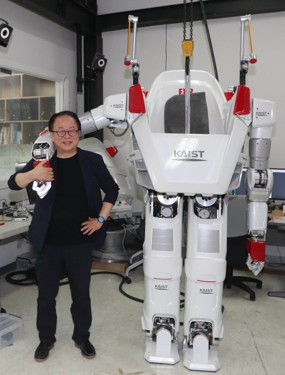 카이스트 휴보로봇과 오준호 교수 © News1 주기철 기자