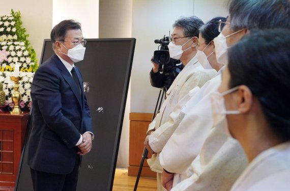 文대통령, 백기완 선생 빈소 조문..."훨훨 날아가시길"