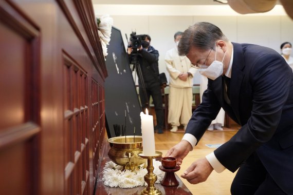 [서울=뉴시스]추상철 기자 = 문재인 대통령이 17일 오전 서울 종로구 서울대병원 장례식장에 마련된 고 백기완 통일문제연구소장 빈소를 찾아 조문을 하고 있다. 2021.02.17. scchoo@newsis.com <저작권자ⓒ 공감언론 뉴시스통신사. 무단전재-재배포 금지.> /사진=뉴시스화상