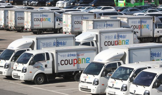 서울 서초구의 한 주차장에 주차된 쿠팡 배송트럭 모습.