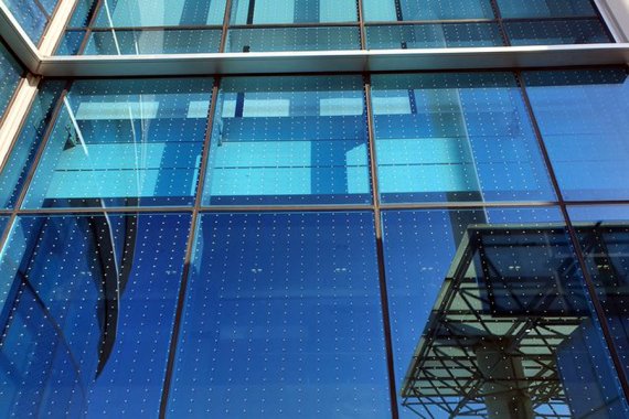 [신안=뉴시스] 신안군청사 야생조류 충돌방지 스티커 부착. (사진=신안군 제공) 2021.02.17. photo@newsis.com *재판매 및 DB 금지